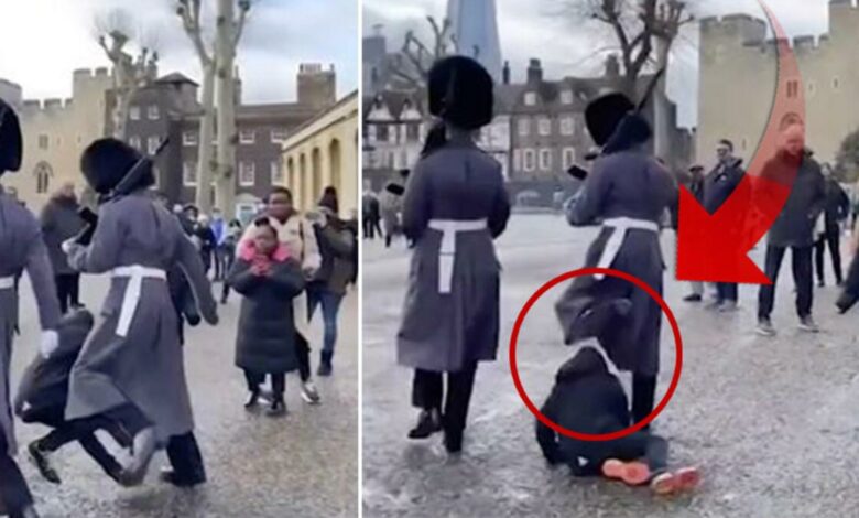 Sosyal medyada viral oldu: İngiltere Kraliyet Muhafızı çocuğun üzerine basarken görüntülendi