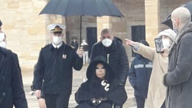 Son dakika! Bülent Ersoy'un Anıtkabir'deki görüntüleri... MSB'den üniformalı subayın şemsiye tutmasına inceleme