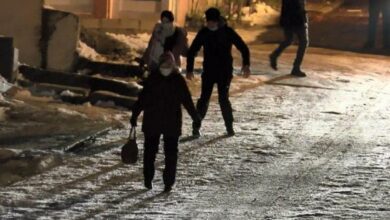 Maltepe'de sokak buz pistine döndü! Vatandaşlar yürümekte zorlandı