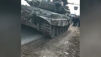 Ukrayna’da silahlanan siviller, Rus tankını durdurdu
