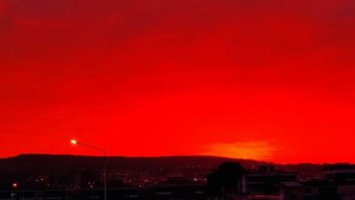 İzmir'de kızıl gökyüzü merak uyandırdı, sosyal medya bunu konuştu! Herkesin merak ettiği soruya açıklama geldi
