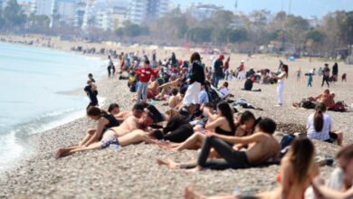 Sıcaklık 20 dereceyi bulunca vatandaşlar Konyaaltı Sahili’ne akın etti