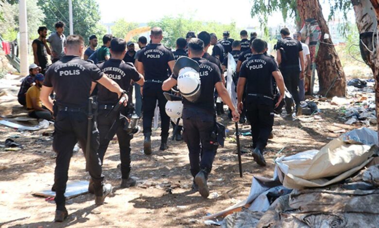 Antalya'da polis ve zabıtadan 'kötü görüntü' baskını