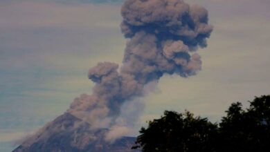 Guatemala’daki Fuego Yanardağı kül ve duman püskürttü