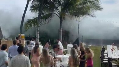 Hawaii'de kıyıya vuran dev dalga adeta düğünü yuttu!
