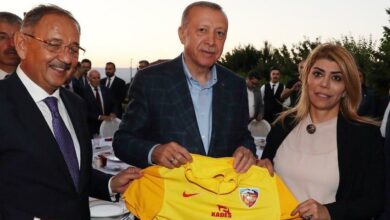 Berna Gözbaşı'dan Cumhurbaşkanı Erdoğan'a Kayserispor forması