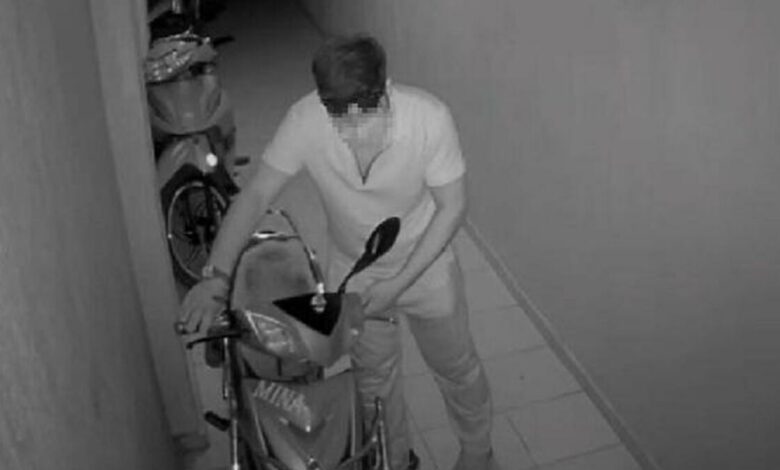 Apartmandan elektrikli motosiklet hırsızlığı: O anlar kamerada