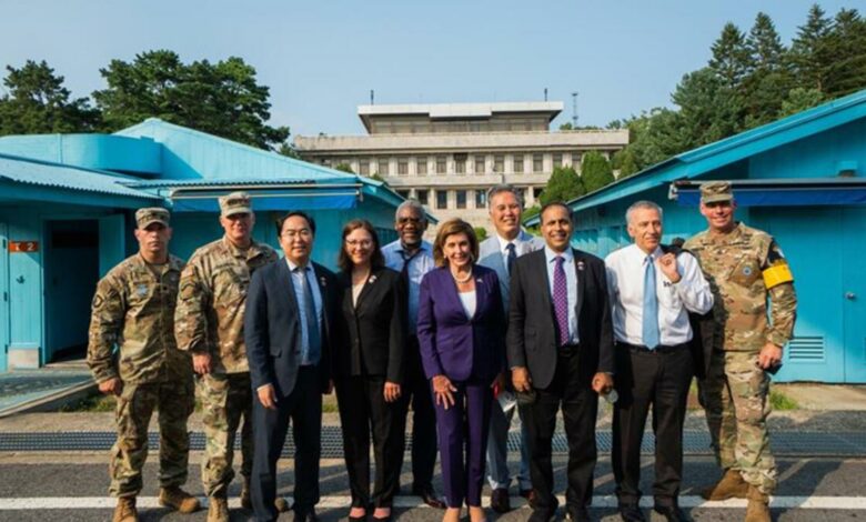 Nancy Pelosi Güney Kore-Kuzey Kore sınırını ziyaret etti