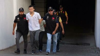 İzmir'de 3 eski üsteğmen sahte kimlikle 'gaybubet evi'nde yakalandı