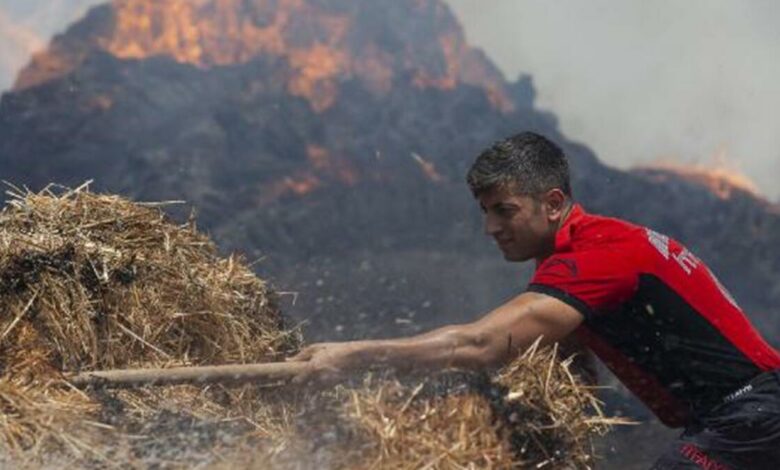 Mersin'de orman yakınında saman balyaları, alev alev yandı
