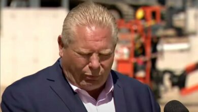 Ontario Başbakanı Doug Ford basın toplantısında arı yuttu