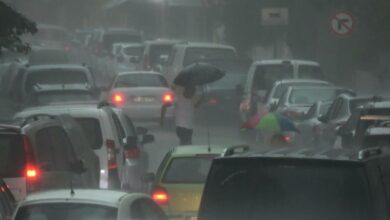 Yalova'da sağanak yağış nedeniyle araçlar mahsur kaldı, trafik durma noktasına geldi