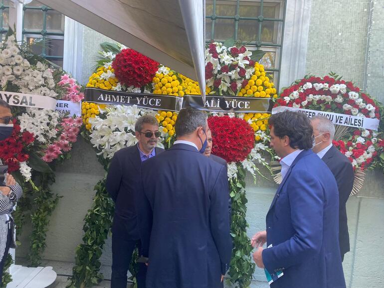 Galatasaray Başkanı Dursun Özbeki annesi Kezban Özbekin cenazesinde yalnız bırakmadılar Fatih Terim, Ali Koç, Burak Elmas...
