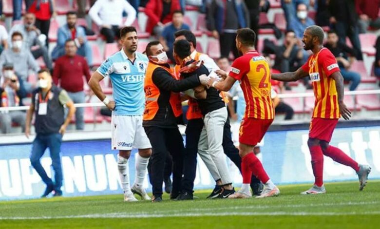 Kayserispor - Trabzonspor maçında Bakasetas'ın üzerine yürüyen taraftara hapis cezası!
