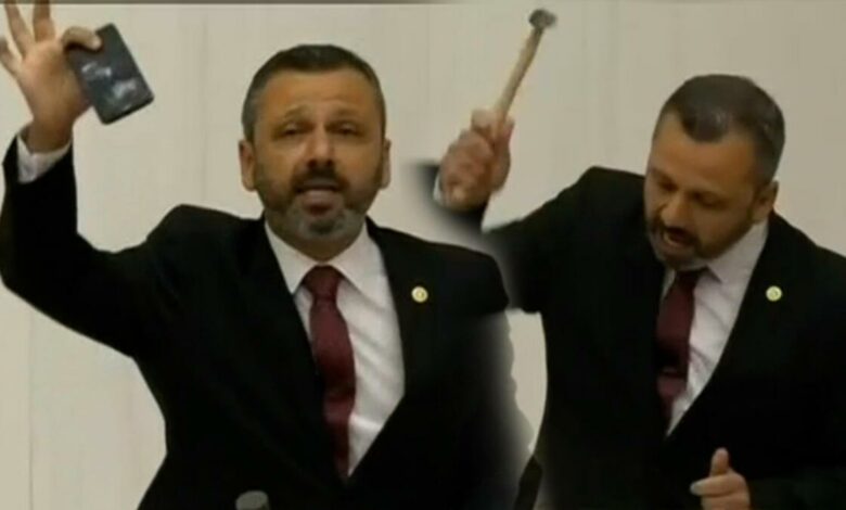 TBMM'de gerilim yükseldi: CHP milletvekili kürsüde çekiçle telefonunu parçaladı