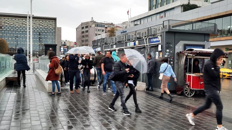 İzmir ve İstanbulda sağanak Yağış caddeleri göle çevirdi