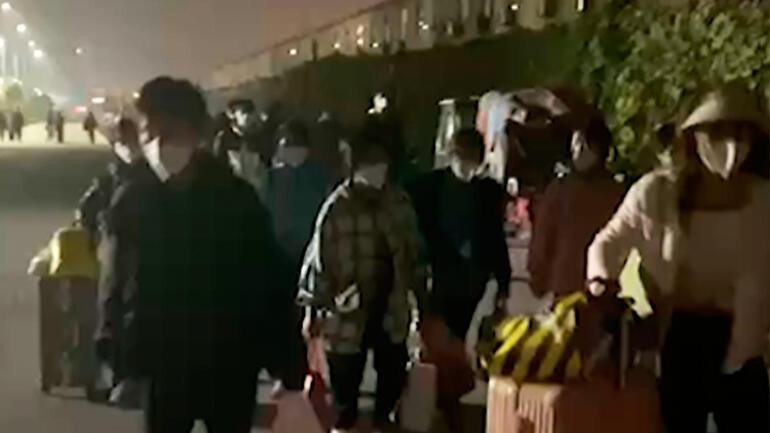 Çinde iPhone fabrikasının işçileri polisle çatıştı Eve dönmek istiyoruz