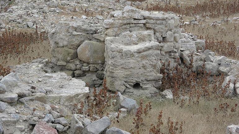 Bayramiç Barajında su seviyesi düşünce antik kentteki 1500 yıllık kalıntılar 30 yıl sonra tekrar ortaya çıktı