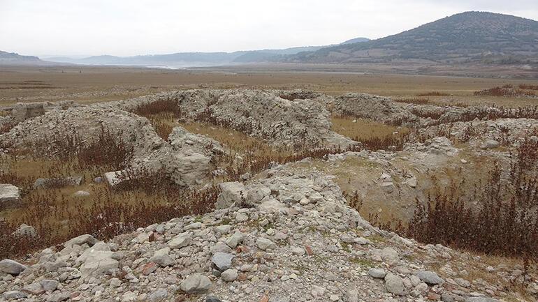 Bayramiç Barajında su seviyesi düşünce antik kentteki 1500 yıllık kalıntılar 30 yıl sonra tekrar ortaya çıktı