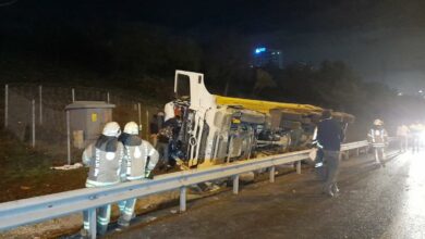 TEM Otoyolu'nda hafriyat kamyonu devrildi: 1 kişi hayatını kaybetti