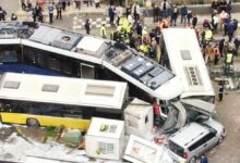 Tramvay otobüsü ikiye böldü: 33 kişi yaralandı