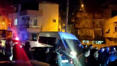 İzmir’de iki husumetli grubun bıçaklı, silahlı kavgasında kan aktı: 2 ölü