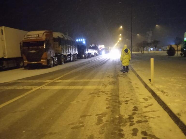 Türkiye kar altında Şehirlerarası yollar kapandı, sürücüler yolda kaldı... İşte yurtta son durum