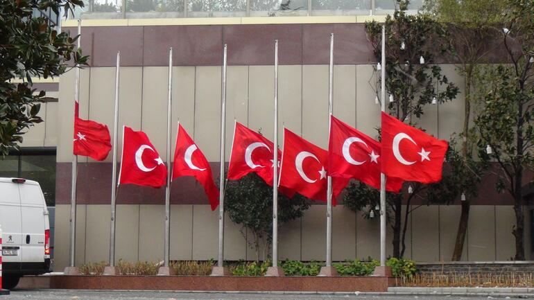 İstanbulda bayraklar yarıya indirildi