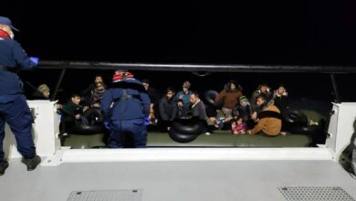 Yunanistan'ın geri ittiği 56 kaçak göçmen kurtarıldı