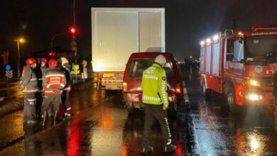 Deprem bölgesine konteyner taşıyan TIR'a minibüs çarptı: Acı haber