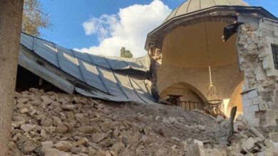 Kilis'te ağır hasarlı tarihi caminin duvarı çöktü