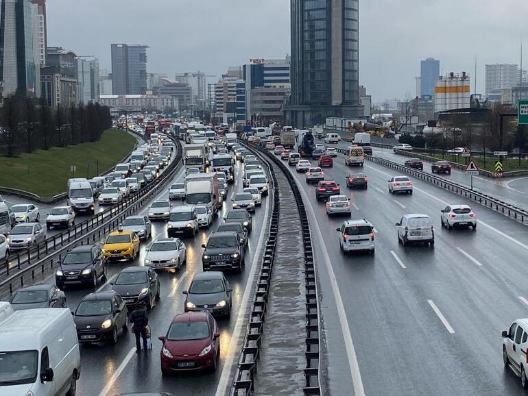 İstanbulda sürücüleri canından bezdiren trafik