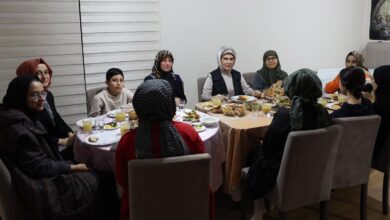 Emine Erdoğan depremzede aile ile iftar yaptı! Mete Gazoz sürprizi