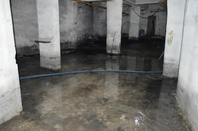 Depremden sonra bodrum katta ortaya çıktı, 14 aile binayı terk etti Sürekli su geliyor, çaresiziz