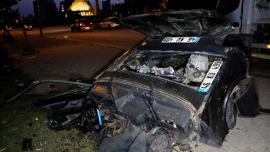 Adana'da feci kaza.. Aydınlatma direğine çarpan otomobil ikiye bölündü, sürücü öldü