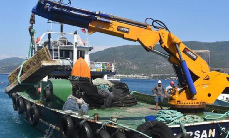 Bodrum'da denizin dibinden 10 ton 'katı atık' çıkarıldı