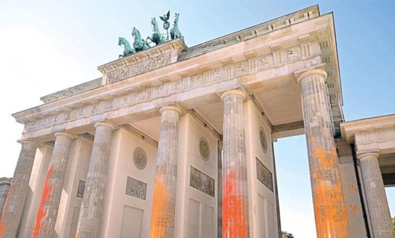 Tarihi kapıya saldırı: Brandenburg’u turuncuya boyadılar
